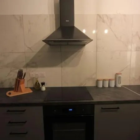 Superb Steps Away From Finikoudes ラルナカ