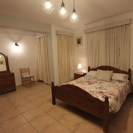 Superb Steps Away From Finikoudes アパート