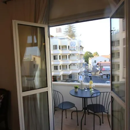 Superb Steps Away From Finikoudes ラルナカ