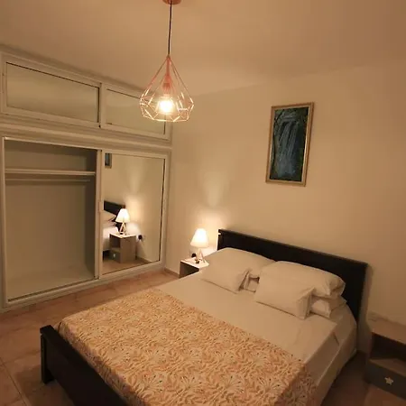 Superb Steps Away From Finikoudes * ラルナカ