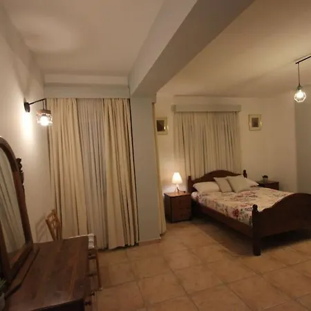 Superb Steps Away From Finikoudes * ラルナカ