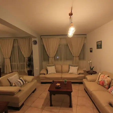 Superb Steps Away From Finikoudes アパート