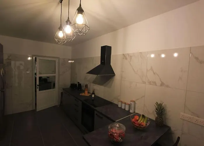 Апартаменти Superb Steps Away From Finikoudes