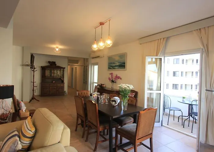 Superb Steps Away From Finikoudes Апартаменти Ларнака