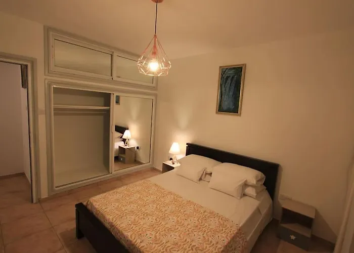 Superb Steps Away From Finikoudes * Ларнака