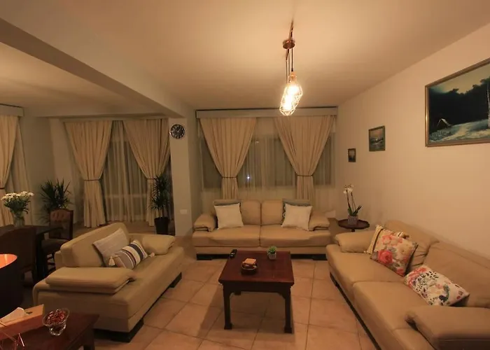 Superb Steps Away From Finikoudes Апартаменти