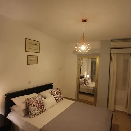 Superb Steps Away From Finikoudes Апартаменти