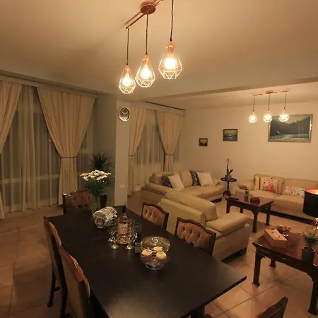 Superb Steps Away From Finikoudes Lejlighed Larnaca