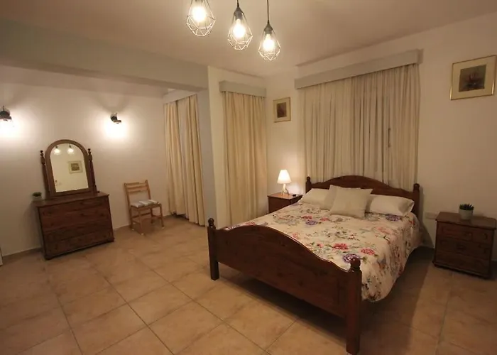 Superb Steps Away From Finikoudes Апартаменти