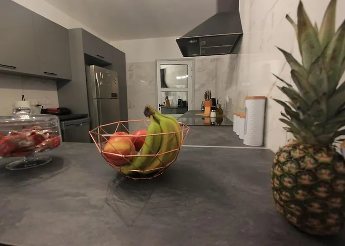 Superb Steps Away From Finikoudes Апартаменти