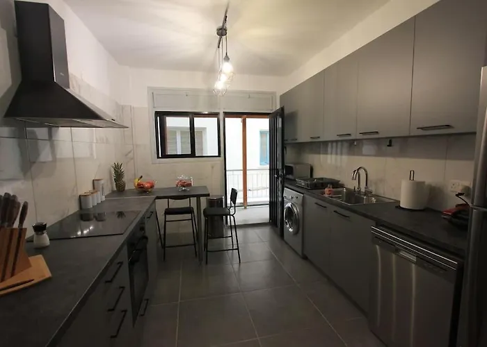 Superb Steps Away From Finikoudes Ларнака