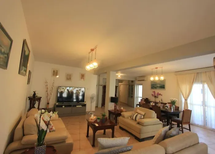 Апартаменти Superb Steps Away From Finikoudes